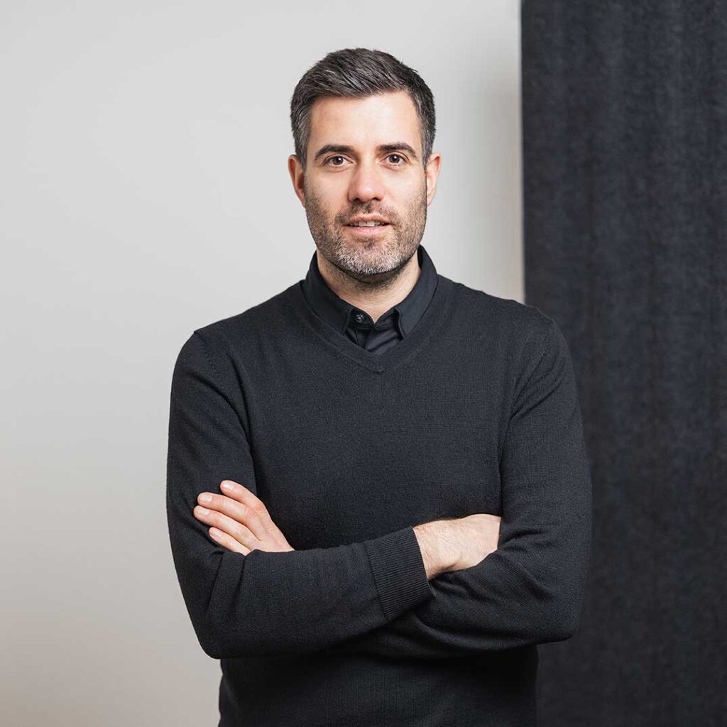 Portrait von Stephan Krüger, Mitgründer von Resolyze, mit dunklem Pullover und verschränkten Armen